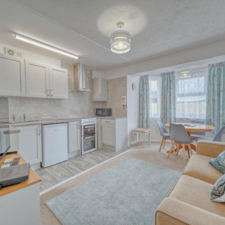 Apartment 7 - 1 Bedroom Sea Front Location - Step Free Access From Rear - Free Parking Пейнтън Екстериор снимка
