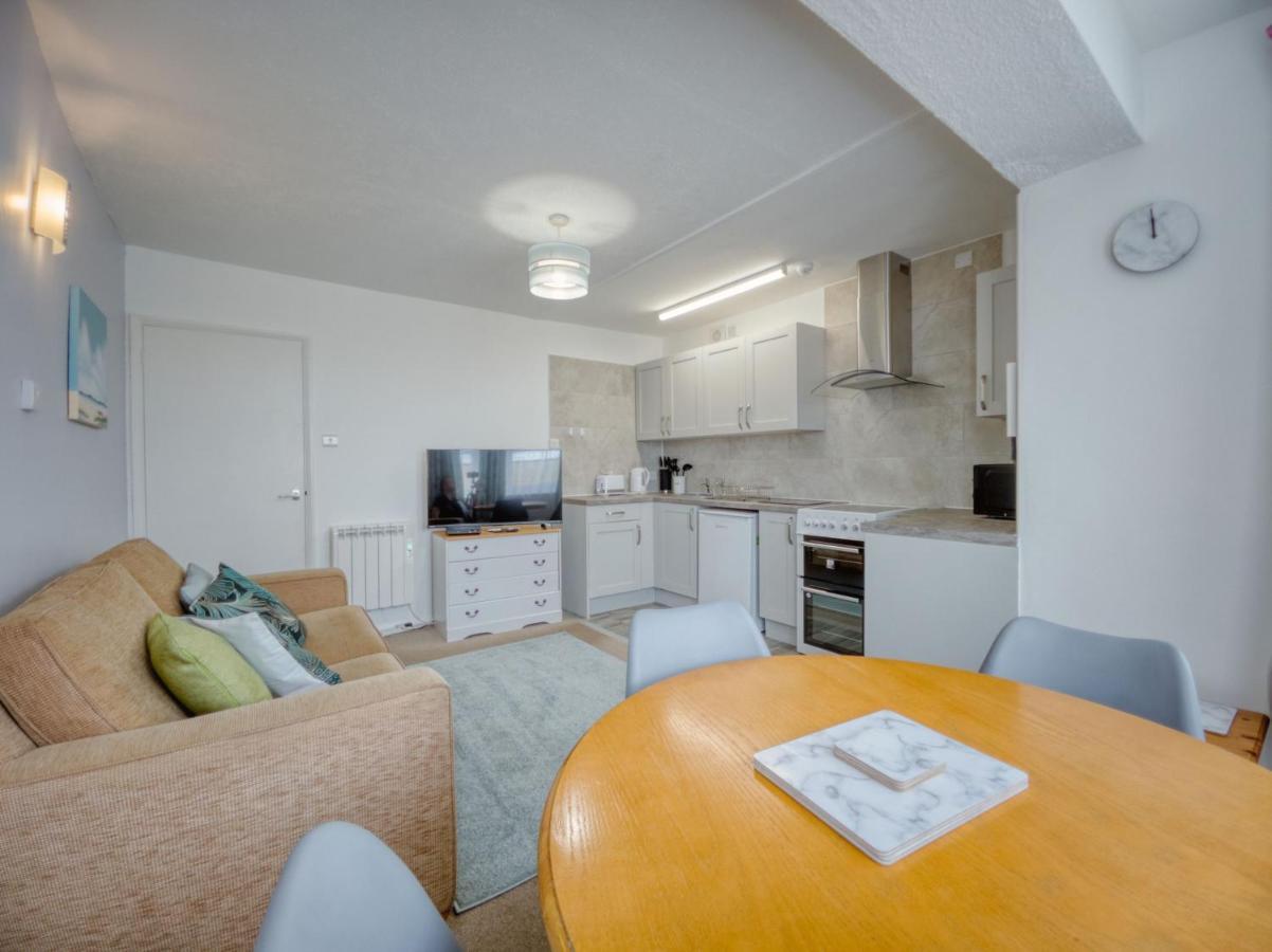 Apartment 7 - 1 Bedroom Sea Front Location - Step Free Access From Rear - Free Parking Пейнтън Екстериор снимка